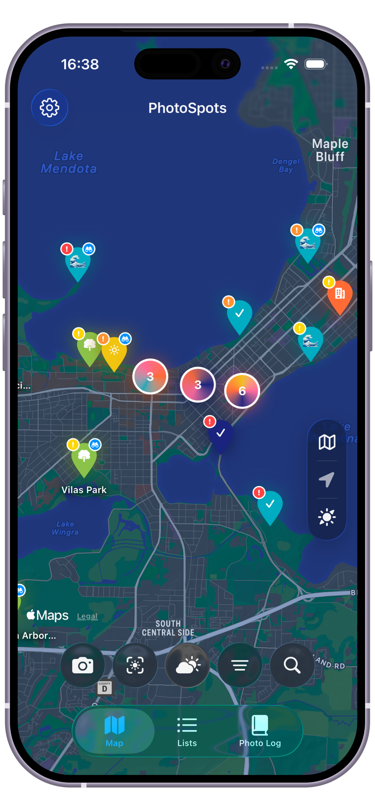 PhotoSpots interactive map view with clustered pins